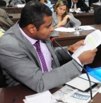 Fábio Câmara lê documento cobrando explicações da prefeitura